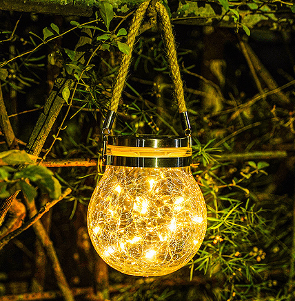 Nýttu sólarknúna lampa vel til að skapa hlýja og notalega stemningu á svölunum.