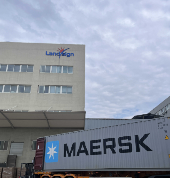 Hleðsla og sending gáma snemma á morgnana hefst hjá Landsign