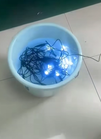 Þilfaraperur gangast undir vatnsheldar prófun á kafi í vatni